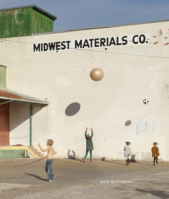Julie Blackmon: Midwest Materials By Julie Blackmon (Photographer), Leah Ollman (Text by (Art/Photo Books)) Cover Image