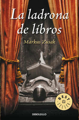 La ladrona de libros / The Book Thief By Markus Zusak Cover Image