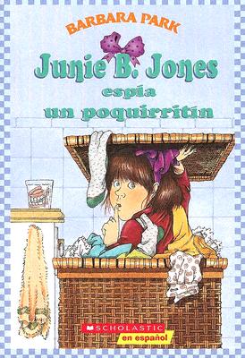 Junie B. Jones espia un poquirritin: (Spanish language edition of Junie B. Jones and Some Sneaky Peeky Spying) By Barbara Park, Denise Brunkus (Illustrator) Cover Image