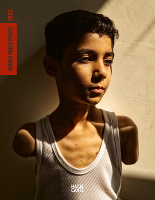 World Press Photo Yearbook 2025: English Edition By Joumana Khoury (Introduction by) Cover Image