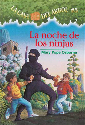 La Noche de Las Ninjas (Night of the Ninjas) (Magic Tree House #5) Cover Image