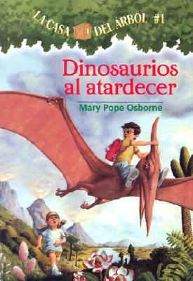 Dinosaurios al Atardecer = Dinosaurs Before Dark (Casa del Arbol #1) Cover Image
