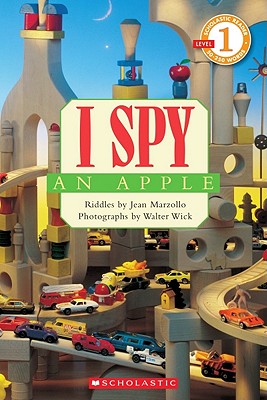 Scholastic Reader Level 1: I Spy an Apple (Scholastic Reader, Level 1) Cover Image