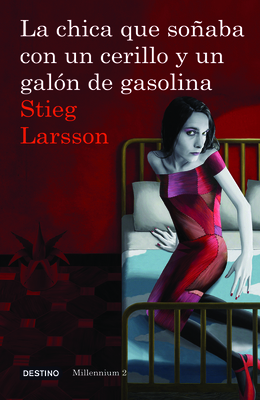 La Chica Que Soñaba Con Un Cerillo Y Un Galon de Gasolina: The Girl Who Played with Fire (Millenium #2) By Stieg Larsson Cover Image
