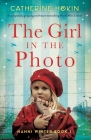 The Girl in the Photo: A completely gripping and heart-wrenching World War 2 novel By Catherine Hokin Cover Image