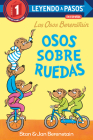 Osos sobre ruedas (Bears on Wheels Spanish Edition) (Berenstain Bears) (Step into Reading) By Stan Berenstain Cover Image