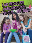 Los Medios de Comunicación Social En Internet: Social Media and the Internet (Social Skills) Cover Image