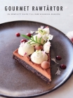 Gourmet Rawtårtor: En komplett guide till raw veganska bakverk By Nazli Develi, Stella Nilsson (Editor), Emmy Lindgren (Translator) Cover Image