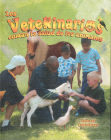 Los Veterinarios Cuidan La Salud de Los Animales (Veterinarians Help Keep Animals Healthy) By Bobbie Kalman Cover Image