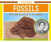 Exploring Fossils: Paleontologists at Work! (Earth Detectives) By Elsie Olson Cover Image