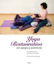 Yoga Restaurativo con apoyos y asistencias: Un manual para enseñar y aprender By Sue Flamm Cover Image