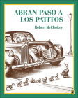 Abran Paso A los Patitos = Make Way for Ducklings (Picture Puffin Books) By Robert McCloskey, Osvaldo Blanco (Translator) Cover Image