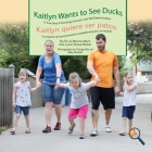Kaitlyn Wants To See Ducks/Kaitlyn quiere ver patos (Finding My Way) By Jo Meserve Mach, Vera Lynne Stroup-Rentier, Mary Birdsell (Photographer) Cover Image