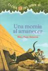Una Momia al Amanecer = Mummies in the Morning (Casa del Arbol #3) By Mary Pope Osborne, Salvatore Murdocca (Illustrator), Marcela Brovelli (Translator) Cover Image