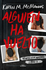 Alguien ha vuelto / One of Us Is Back (ALGUIEN ESTÁ MINTIENDO #3) By Karen M. McManus Cover Image