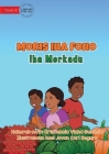 Living in the Village - At the Market - Moris iha Foho - Iha Merkadu By Criscencia Viana Gusmao, Jovan Carl Segura (Illustrator) Cover Image