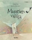 Muurien välissä: Finnish Edition of Between the Walls By Tuula Pere, Andrea Alemanno (Illustrator) Cover Image