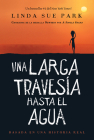 Una Larga Travesía Hasta El Agua: Basada en una historia real (A Long Walk to Water Spanish edition) Cover Image