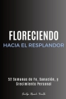 Floreciendo Hacia el Resplandor: 52 Semanas de Fe, Sanación, y Crecimiento Personal By Claritza Rausch Peralta Cover Image